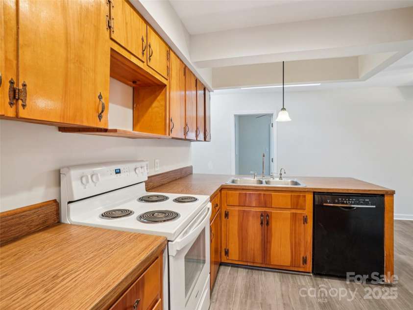 34 Parkview Drive, Brevard, NC 28712.  MLS# CAR4316145, YatesRealty ID 268. Kitchen