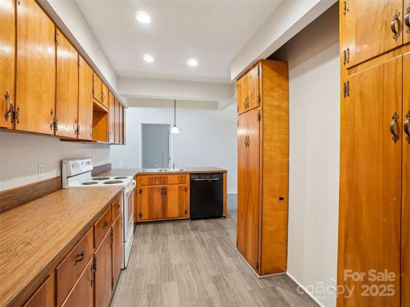 34 Parkview Drive, Brevard, NC 28712.  MLS# CAR4316145, YatesRealty ID 268. Kitchen