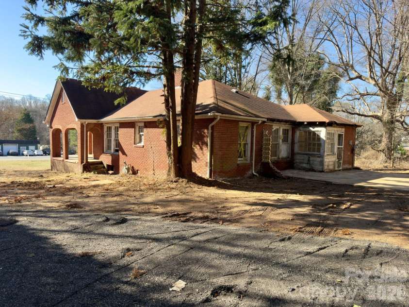 5724 Mooresville Road, Kannapolis, NC 28081.  MLS# CAR4331422, YatesRealty ID 2680. 