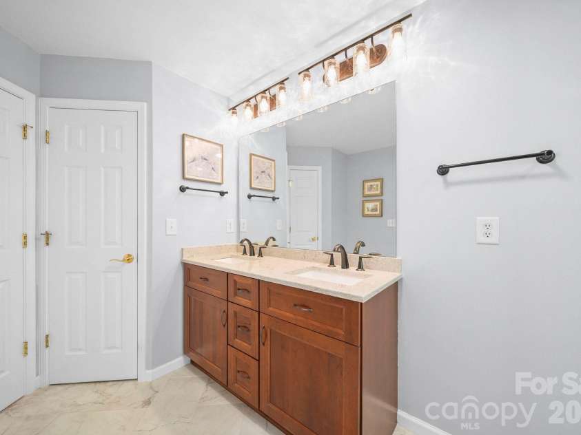 10731 Persimmon Creek Drive, Mint Hill, NC 28227.  MLS# CAR4383327, YatesRealty ID 26800. 