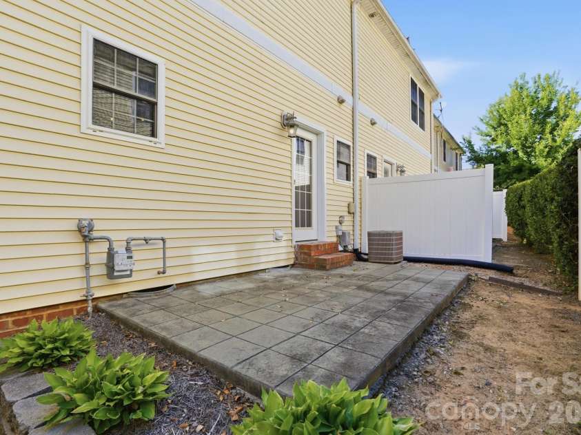 4322 Laurel Hill Lane, Charlotte, NC 28217.  MLS# CAR4384295, YatesRealty ID 26802. 