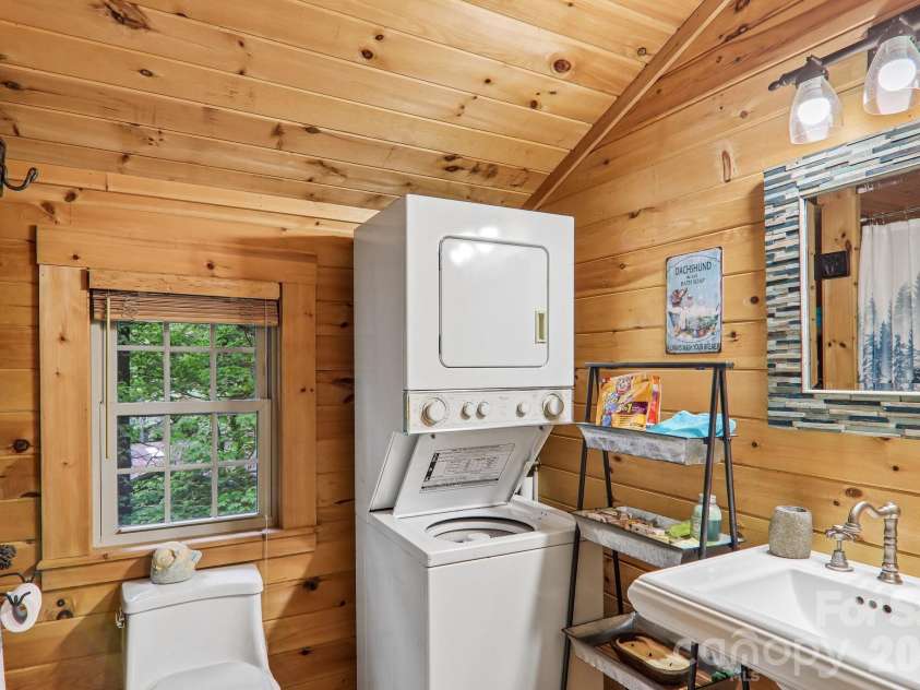 47 Lo Cove, Maggie Valley, NC 28751.  MLS# CAR4374472, YatesRealty ID 26808. 