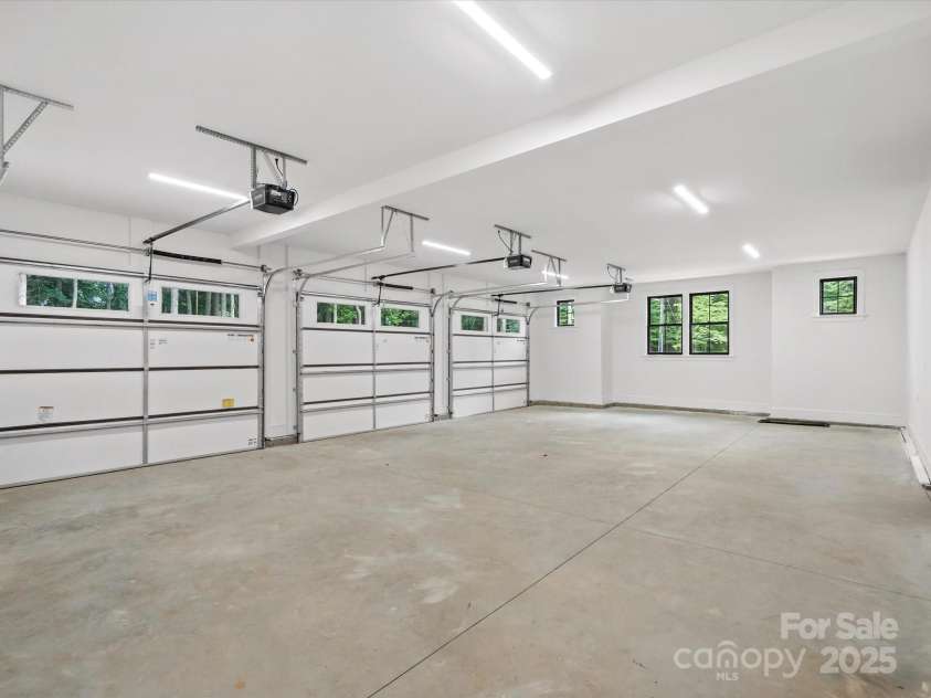 950 Nauvasse Trail, Fort Mill, SC 29715.  MLS# CAR4280299, YatesRealty ID 26808. Garage 1026 sqft. and EV Charging