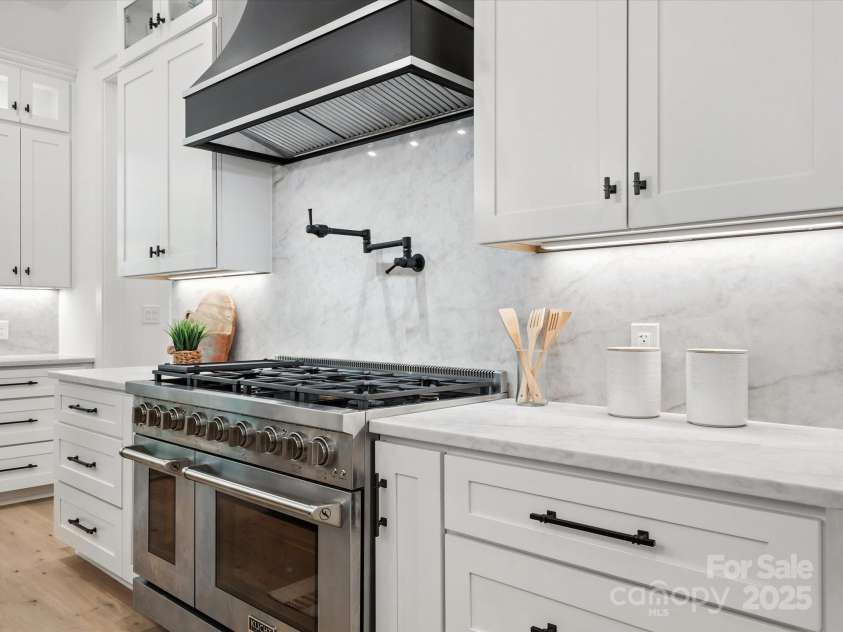 950 Nauvasse Trail, Fort Mill, SC 29715.  MLS# CAR4280299, YatesRealty ID 26808. Kitchen