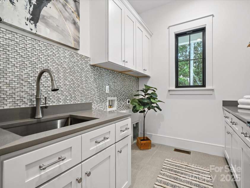 950 Nauvasse Trail, Fort Mill, SC 29715.  MLS# CAR4280299, YatesRealty ID 26808. Laundry