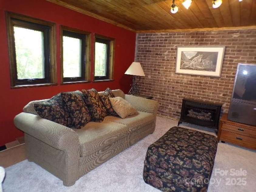 140 Beechwood Circle, Laurel Park, NC 28739.  MLS# CAR4281220, YatesRealty ID 26809. Family room