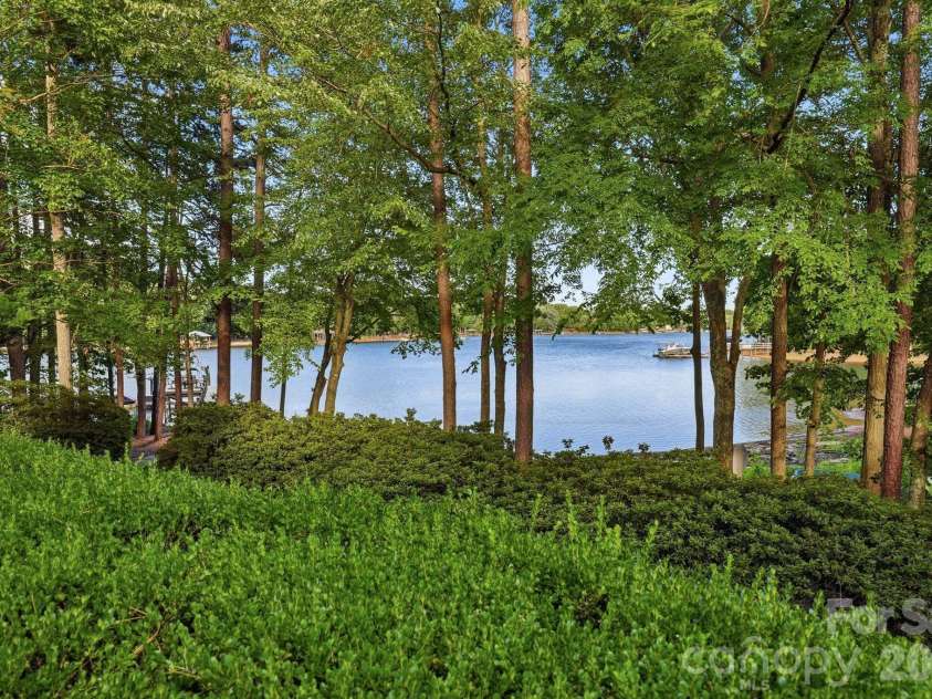 201 Brawley Harbor Place, Mooresville, NC 28117.  MLS# CAR4344555, YatesRealty ID 2681. 
