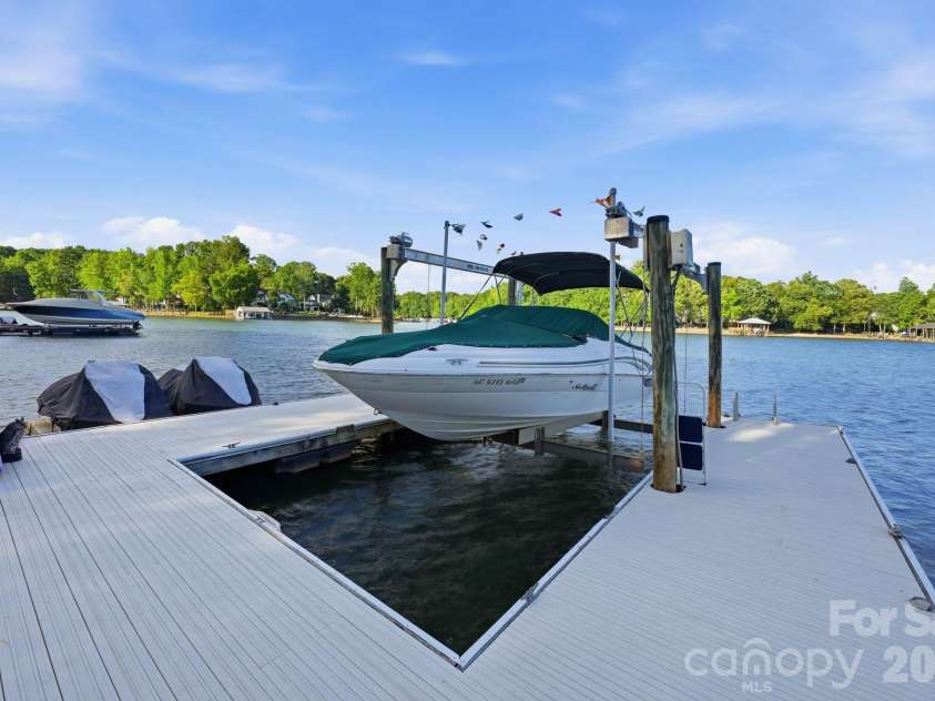 201 Brawley Harbor Place, Mooresville, NC 28117.  MLS# CAR4344555, YatesRealty ID 2681. 