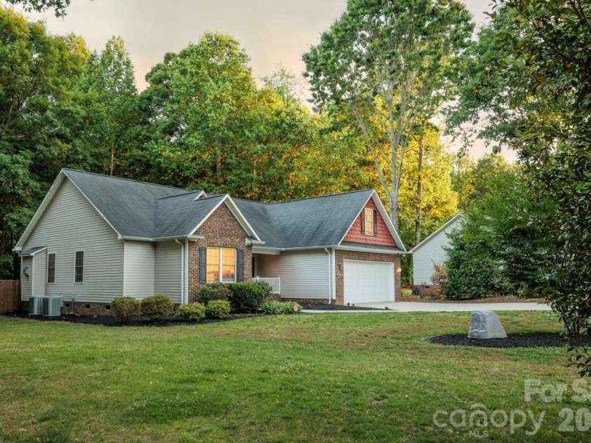 1084 Castlebrook Drive, Salisbury, NC 28146.  MLS# CAR4382321, YatesRealty ID 26813. 