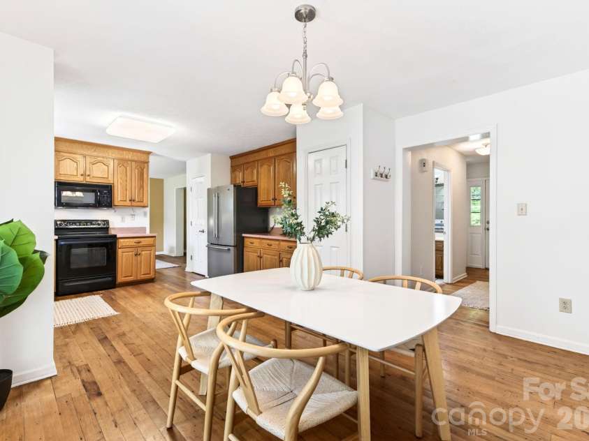 109 Lovers Loop Road, Asheville, NC 28803.  MLS# CAR4380982, YatesRealty ID 26814. Eat in kitchen
