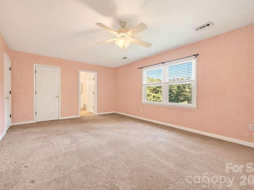 109 Lovers Loop Road, Asheville, NC 28803.  MLS# CAR4380982, YatesRealty ID 26814. Large primary suite