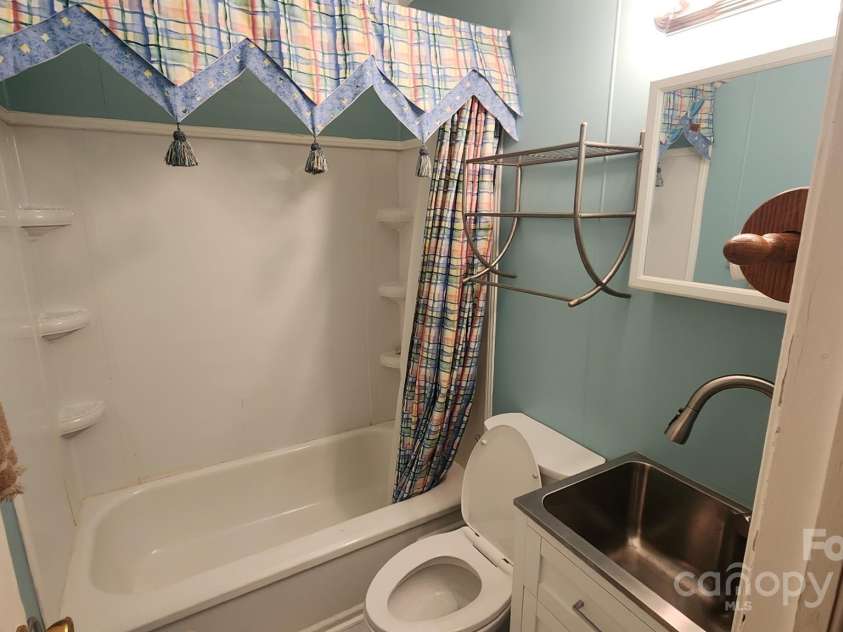 601 John Street, Matthews, NC 28105.  MLS# CAR4282883, YatesRealty ID 26815. Bathroom