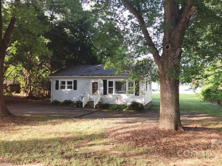 601 John Street, Matthews, NC 28105.  MLS# CAR4282883, YatesRealty ID 26815. Front of House