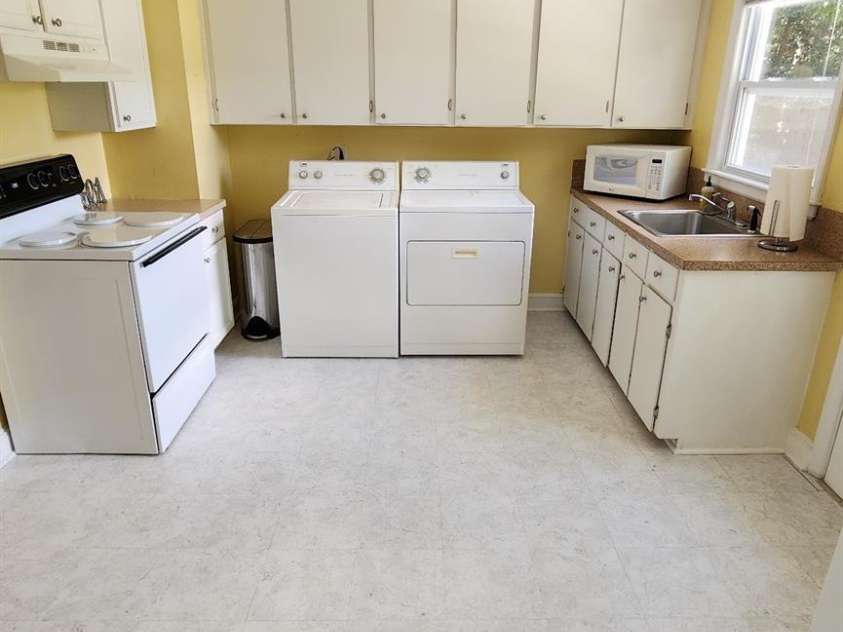 601 John Street, Matthews, NC 28105.  MLS# CAR4282883, YatesRealty ID 26815. Kitchen
