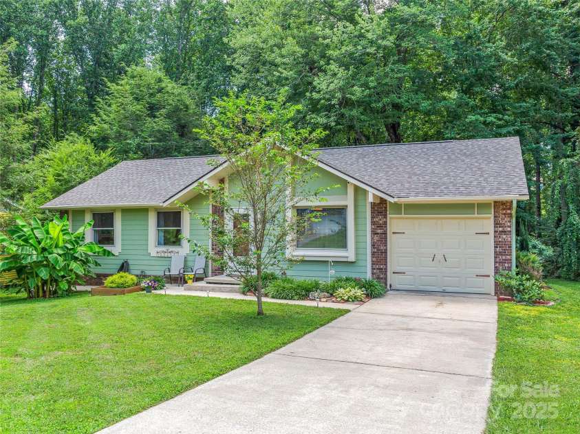 109 Wicklow Drive, Asheville, NC 28806.  MLS# CAR4282313, YatesRealty ID 26816. 