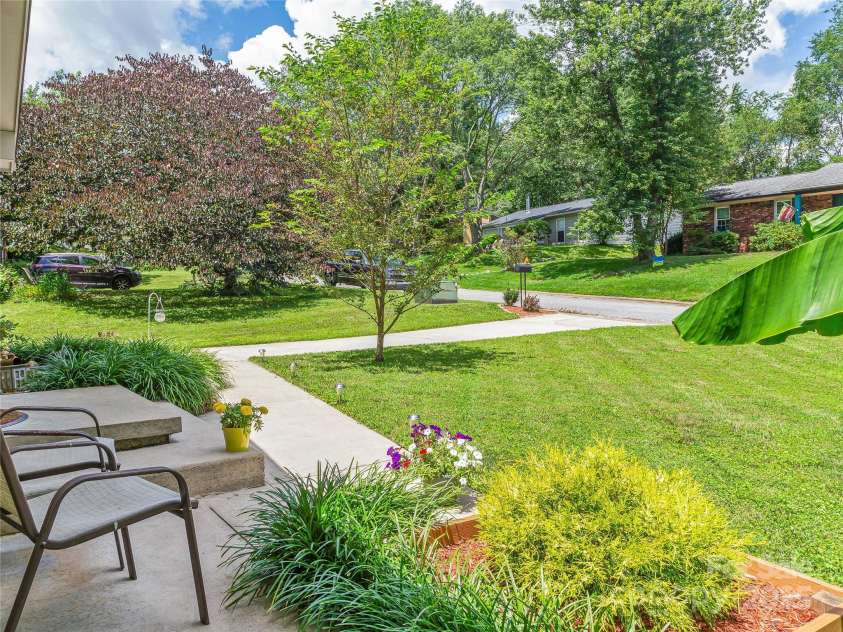 109 Wicklow Drive, Asheville, NC 28806.  MLS# CAR4282313, YatesRealty ID 26816. 