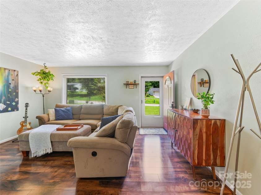 109 Wicklow Drive, Asheville, NC 28806.  MLS# CAR4282313, YatesRealty ID 26816. 