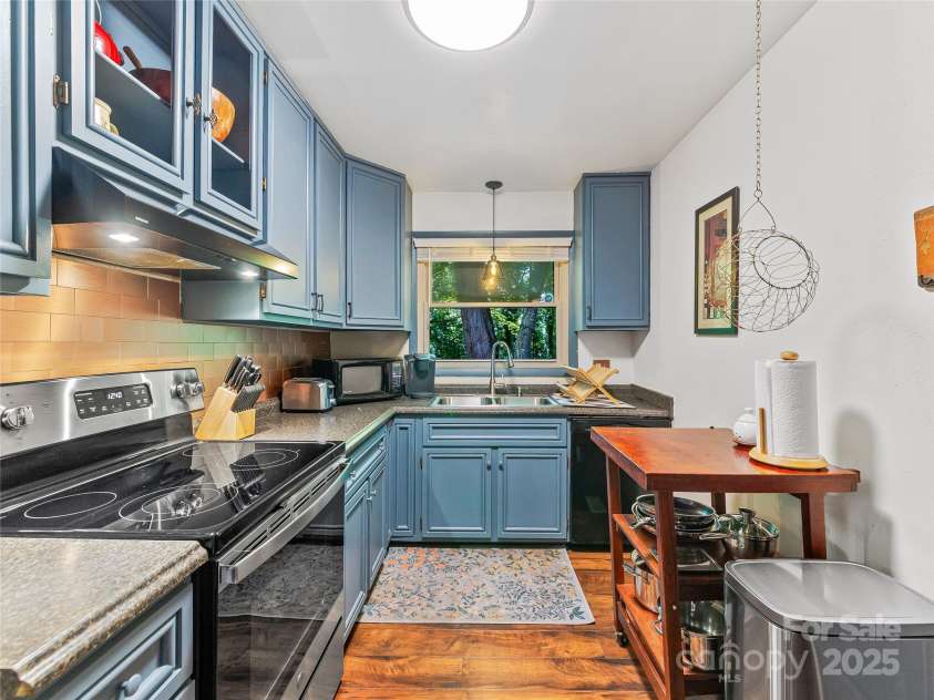 109 Wicklow Drive, Asheville, NC 28806.  MLS# CAR4282313, YatesRealty ID 26816. 