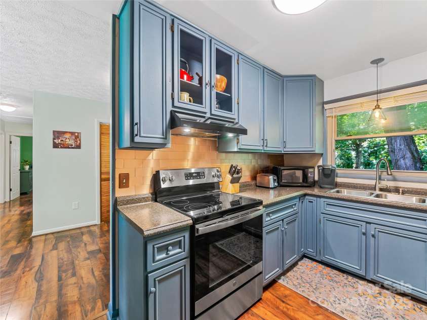 109 Wicklow Drive, Asheville, NC 28806.  MLS# CAR4282313, YatesRealty ID 26816. 