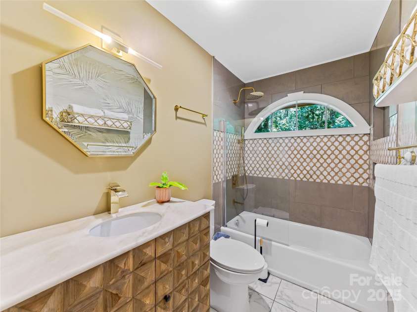 109 Wicklow Drive, Asheville, NC 28806.  MLS# CAR4282313, YatesRealty ID 26816. 