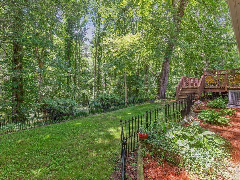 109 Wicklow Drive, Asheville, NC 28806.  MLS# CAR4282313, YatesRealty ID 26816. 