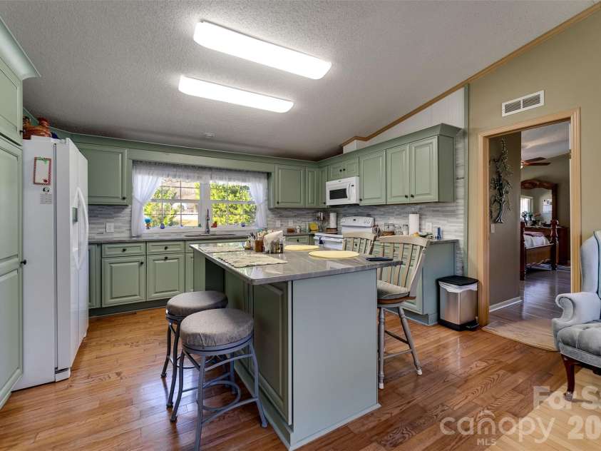 7581 Hwy 441 Highway, Sylva, NC 28779.  MLS# CAR4336341, YatesRealty ID 2682. 