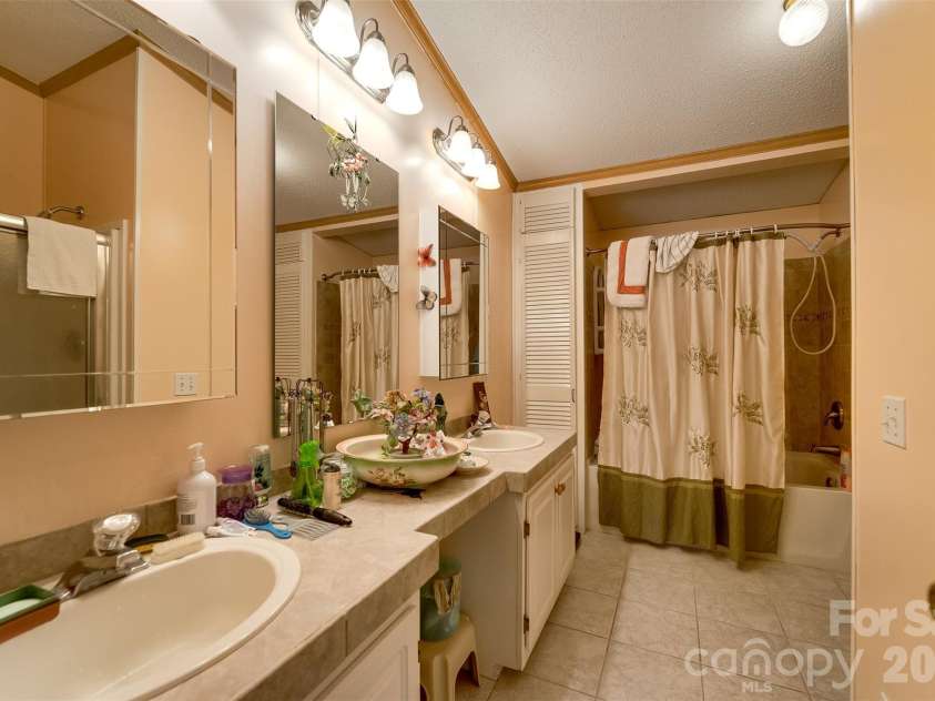 7581 Hwy 441 Highway, Sylva, NC 28779.  MLS# CAR4336341, YatesRealty ID 2682. 