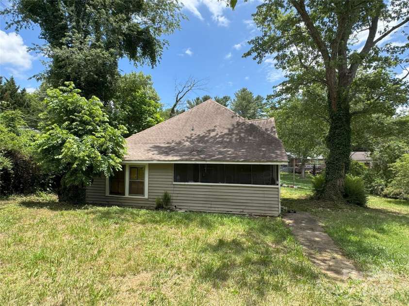 21 Allen Street, Asheville, NC 28806.  MLS# CAR4273294, YatesRealty ID 26822. 