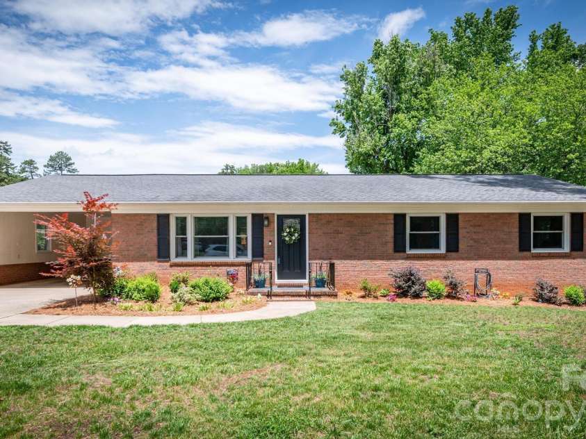 3301 Windsor Place, Statesville, NC 28625.  MLS# CAR4373743, YatesRealty ID 26824. Brick ranch on a beautiful lot!