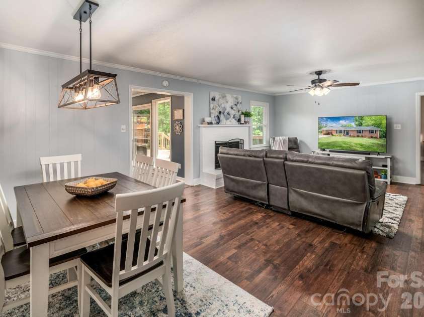 3301 Windsor Place, Statesville, NC 28625.  MLS# CAR4373743, YatesRealty ID 26824. Large den/dining area