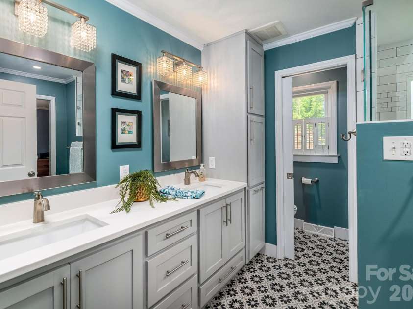 3301 Windsor Place, Statesville, NC 28625.  MLS# CAR4373743, YatesRealty ID 26824. Primary ensuite bath