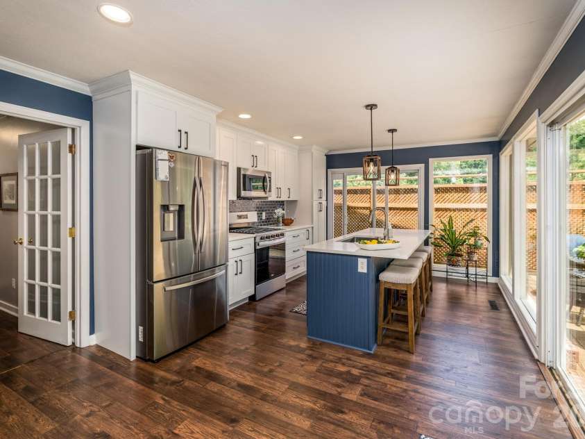 3301 Windsor Place, Statesville, NC 28625.  MLS# CAR4373743, YatesRealty ID 26824. Wow! Check out this kitchen!