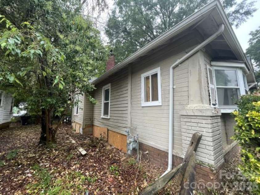 2616 Holton Avenue, Charlotte, NC 28208.  MLS# CAR4387583, YatesRealty ID 26827. 