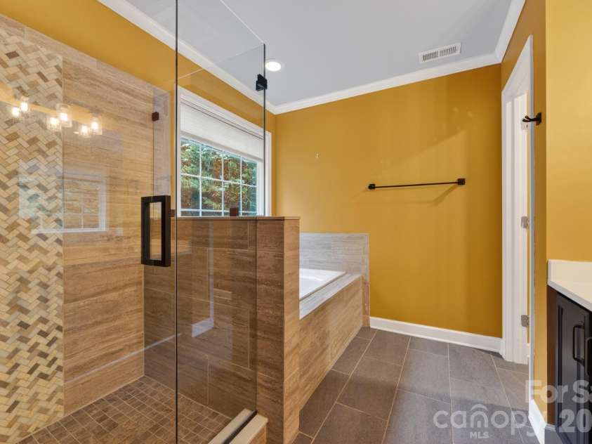 11 Peppermill Drive, Asheville, NC 28804.  MLS# CAR4386908, YatesRealty ID 26829. Primary Bath Nicely Upgraded