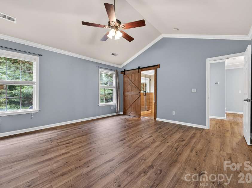 11 Peppermill Drive, Asheville, NC 28804.  MLS# CAR4386908, YatesRealty ID 26829. Primary w/ Vaulted Ceiling
