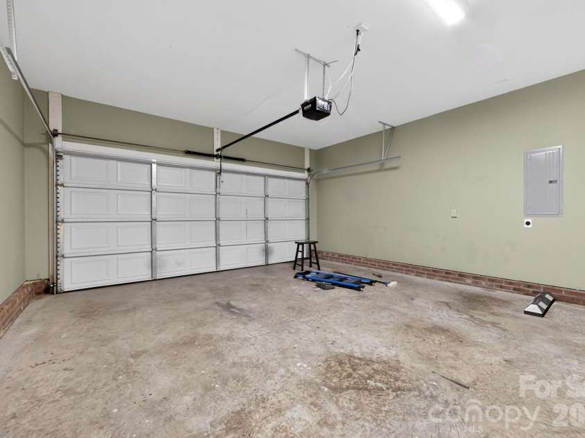 11 Peppermill Drive, Asheville, NC 28804.  MLS# CAR4386908, YatesRealty ID 26829. Spacious Garage