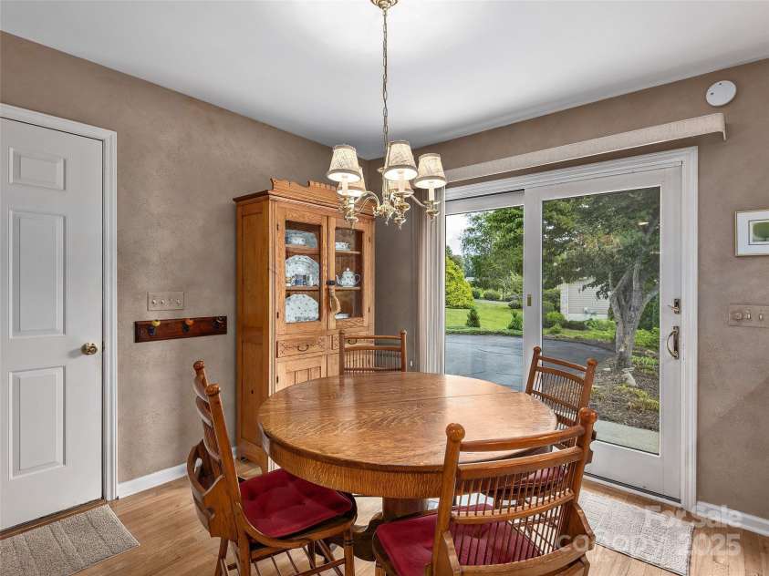 30 Beaumont Drive, Hendersonville, NC 28739.  MLS# CAR4282917, YatesRealty ID 26829. 10'3