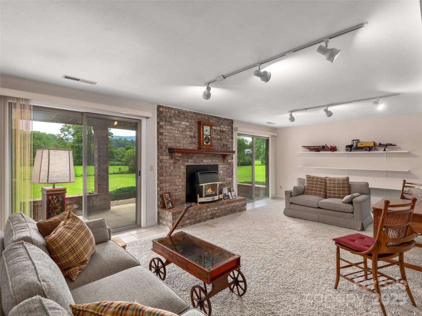 30 Beaumont Drive, Hendersonville, NC 28739.  MLS# CAR4282917, YatesRealty ID 26829. 22'8