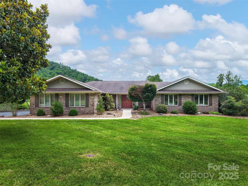 30 Beaumont Drive, Hendersonville, NC 28739.  MLS# CAR4282917, YatesRealty ID 26829. 30 Beaumont Drive