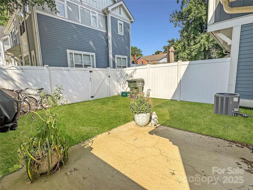451 Worthington Avenue, Charlotte, NC 28203.  MLS# CAR4282584, YatesRealty ID 26830. 