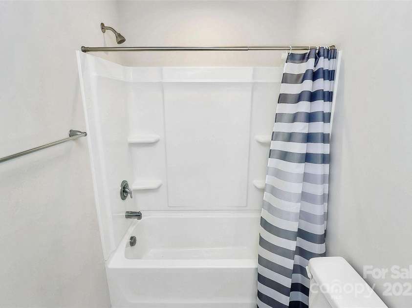 4113 Galloway Park Drive, Charlotte, NC 28262.  MLS# CAR4283309, YatesRealty ID 26833. Full Bathroom