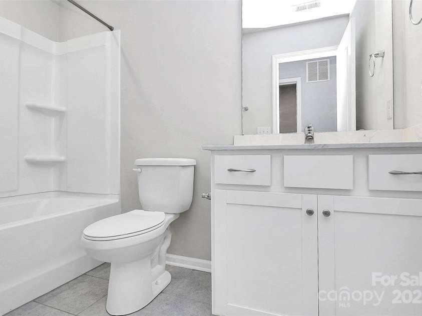 4113 Galloway Park Drive, Charlotte, NC 28262.  MLS# CAR4283309, YatesRealty ID 26833. Full Bathroom upstairs