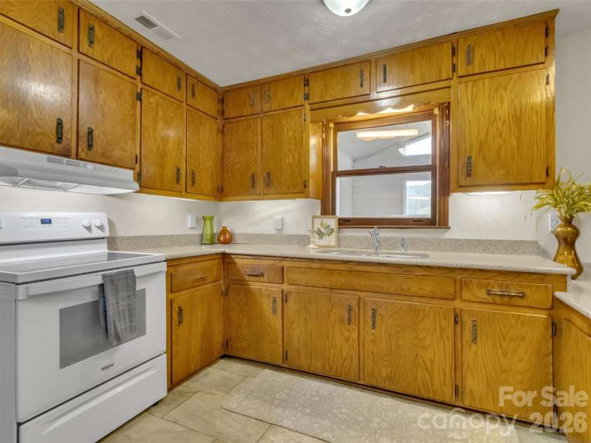 104 Beaverdam Heights Drive, Canton, NC 28716.  MLS# CAR4385800, YatesRealty ID 26835. 