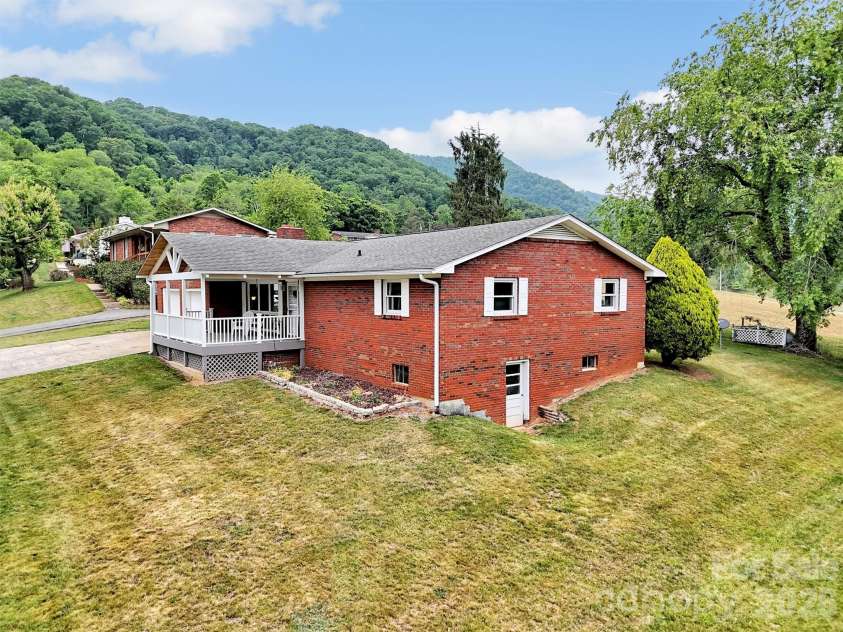 104 Beaverdam Heights Drive, Canton, NC 28716.  MLS# CAR4385800, YatesRealty ID 26835. 