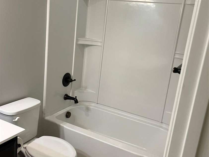 3717 English Garden Drive, Gastonia, NC 28056.  MLS# CAR4272247, YatesRealty ID 26835. Secondary Bath Tub and Shower
