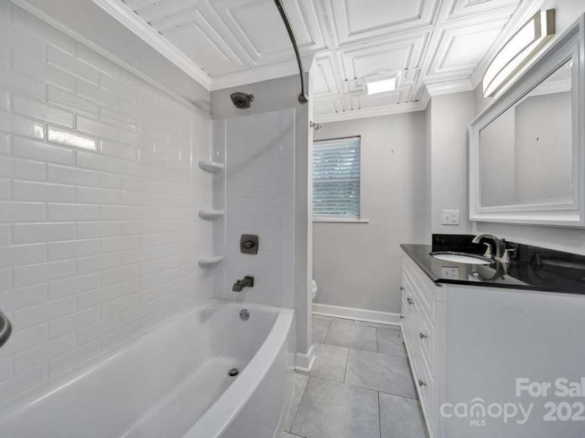 926 Meadow Lakes Road, Rock Hill, SC 29732.  MLS# CAR4269241, YatesRealty ID 26836. Full Bathroom