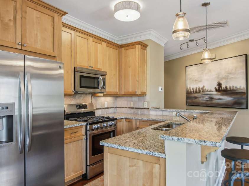 350 Allen Street, Hendersonville, NC 28792.  MLS# CAR4249399, YatesRealty ID 26837. 