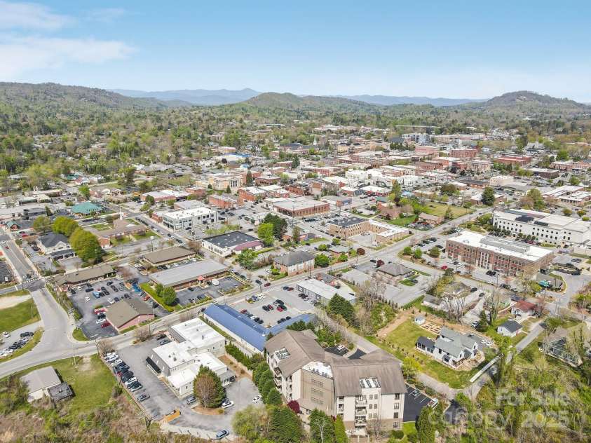 350 Allen Street, Hendersonville, NC 28792.  MLS# CAR4249399, YatesRealty ID 26837. 