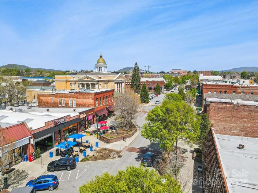 350 Allen Street, Hendersonville, NC 28792.  MLS# CAR4249399, YatesRealty ID 26837. Stroll Downtown Hendersonville