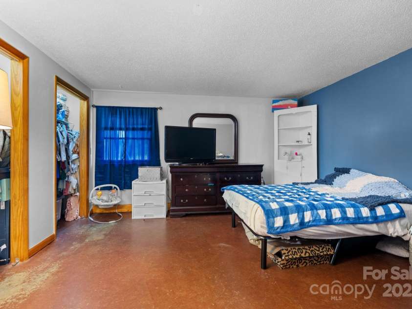 306 Forest Avenue, Franklin, NC 28734.  MLS# CAR4278190, YatesRealty ID 26838. 